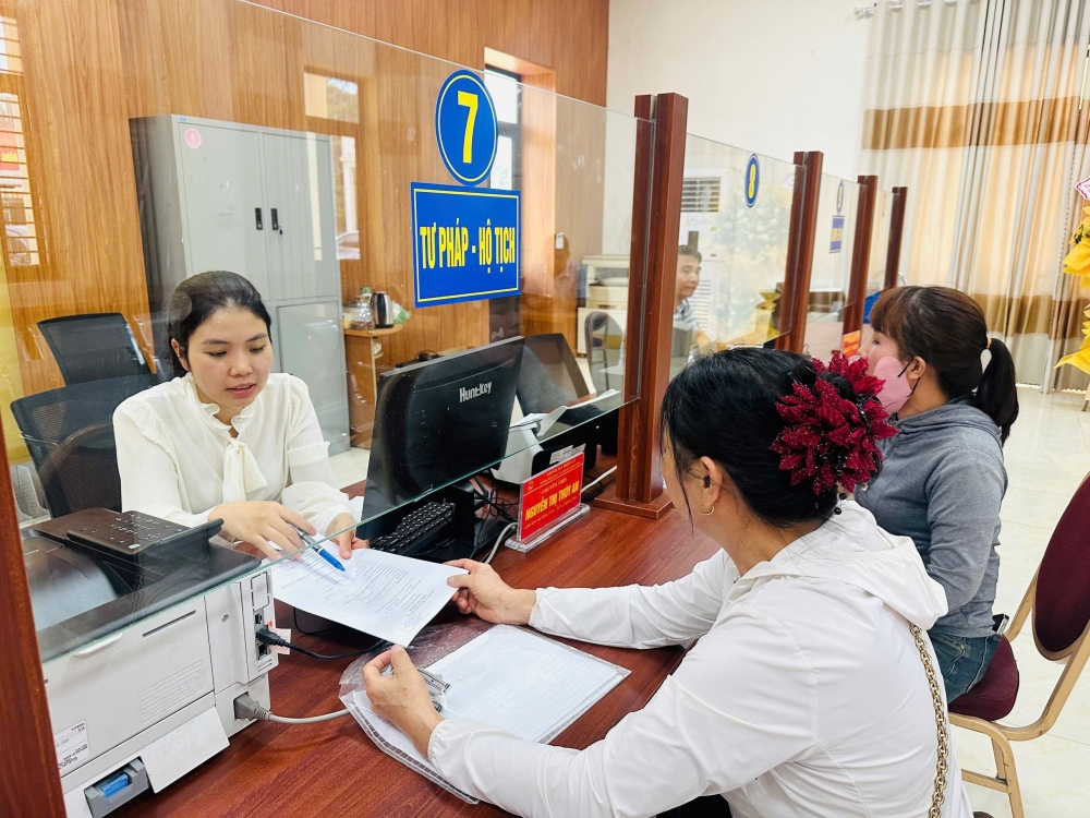 Chuyên viên Trung tâm Phục vụ hành chính công xã Hợp Lý giải quyết thủ tục hành chính cho người dân nhanh chóng, chính xác.